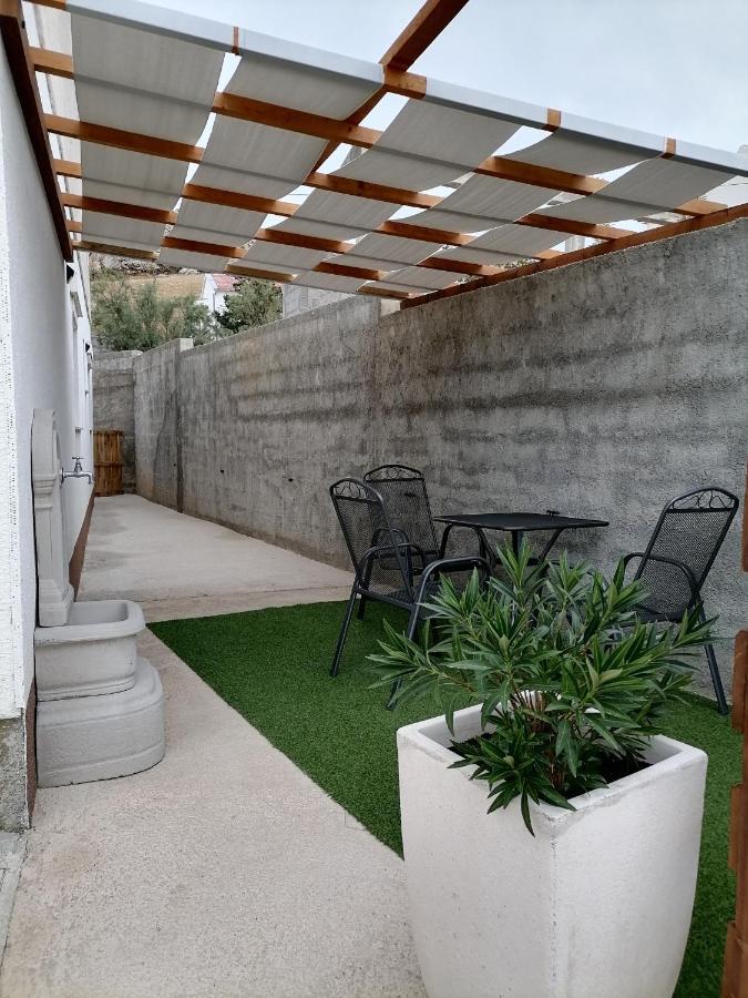 Apartman Lidija Dinjiska Exterior photo